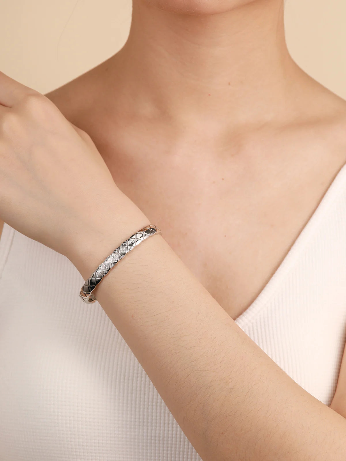 TYYL Vintage Glossy Diamond-shaped Cross Bracelet for Women Gold Plated Rhombus Zircon Quilted Surface Texture Bangle Jewelry